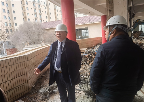 集團董事長(cháng)劉輝與集團董事張振武實(shí)地考察新辦公樓工地
